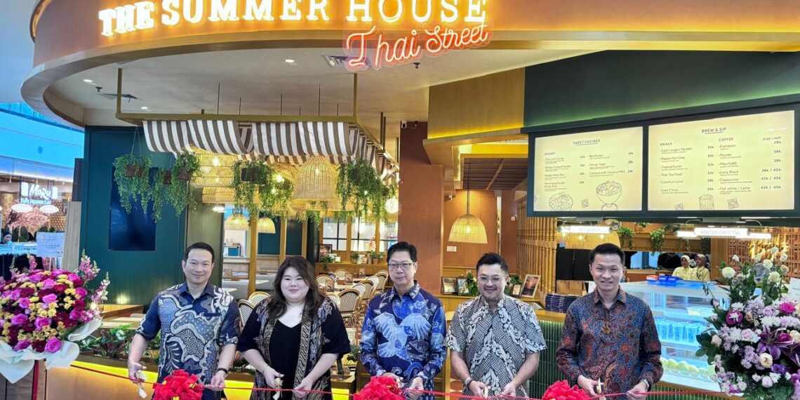Grand Opening of The Summer House by Thai Street. (R to L) 2. William Johnson Tjan (Chief Operating Officer), Stanley Ramon Marcellius (CEO), and the Ambassador of Thai Ambassador to Indonesia Prapan Disyatat.