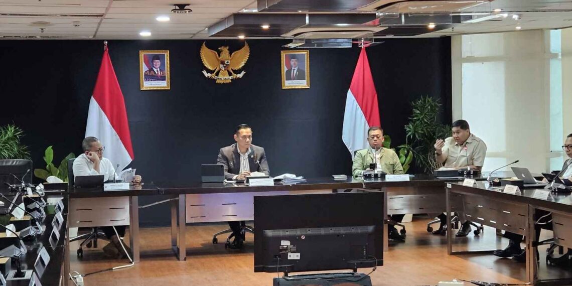 Great Wall Sea construction meeting. Agus Harimurti Yudhoyono (AHY) (center) and Maruarar Sirat (right). (Credit: PKP PR docs)