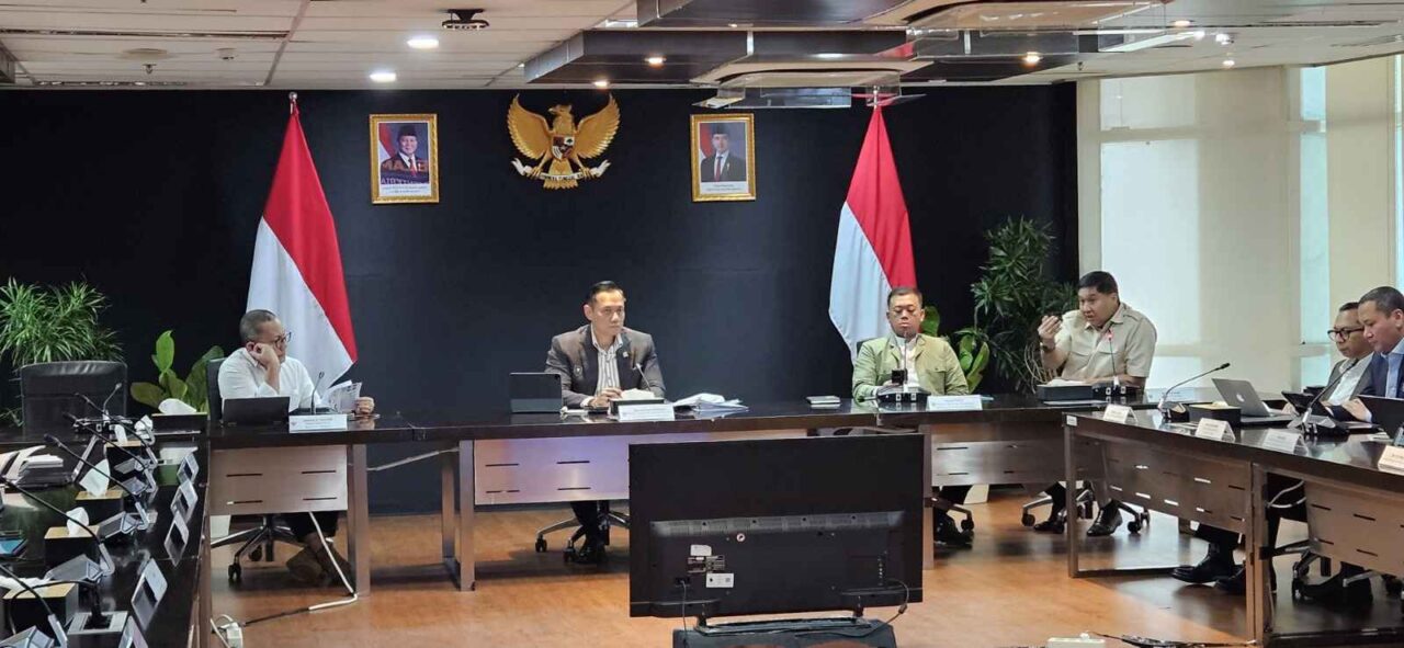 Great Wall Sea construction meeting. Agus Harimurti Yudhoyono (AHY) (center) and Maruarar Sirat (right). (Credit: PKP PR docs)