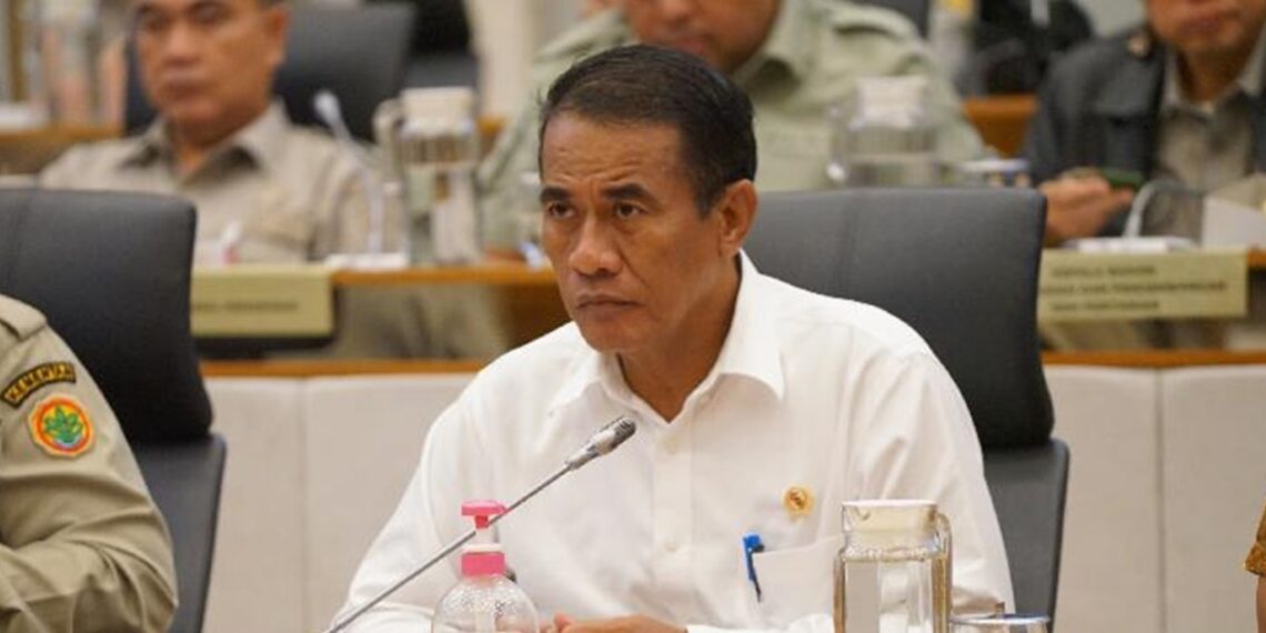 Amran Sulaiman instructed 300 tons of infested imported rice not to be distributed to the public. Credit: Ministry of Agriculture