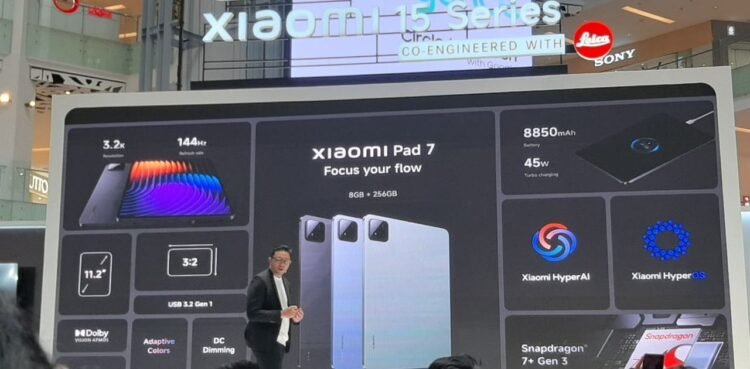 Andi Renreng, Marketing Director of Xiaomi Indonesia, explained about Pad 7 Series at Gandaria City Mall in South Jakarta (03/13). Credit: Sinta
