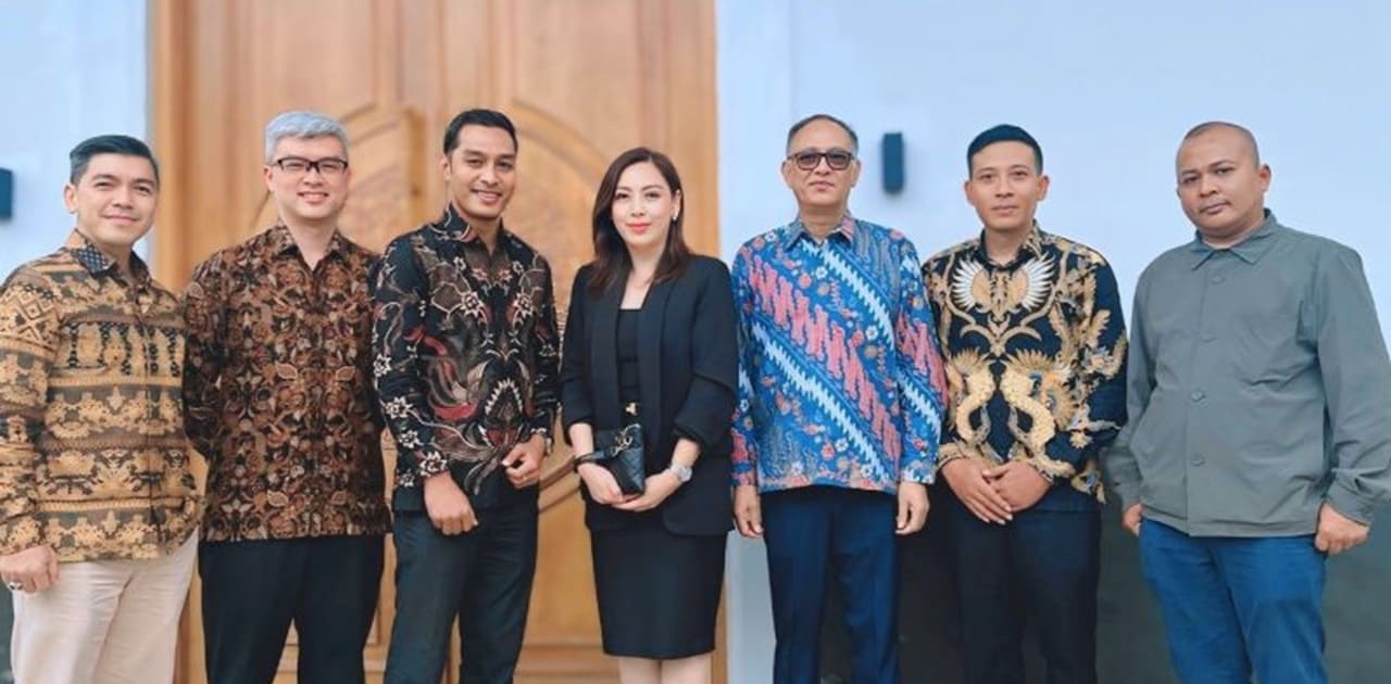 Iskandar, CEO of Indonesia Airlines and Executive Chairman of Calypte Holding (third from left). Credit: Indonesia Airlines/LinkedIn