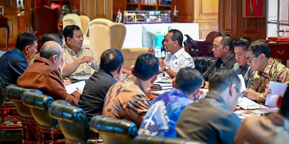 President Prabowo Subianto led a limited meeting with several ministers of the Merah Putih Cabinet in Hambalang, Bogor Regency, on Sunday (03/16) to discuss the acceleration of downstream projects. Credit: BPMI Setpres
