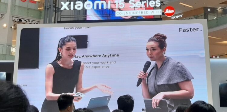 Mikha Tambayong, an Indonesian public figure (left), explained about Pad 7 workflow. Credit: Sinta