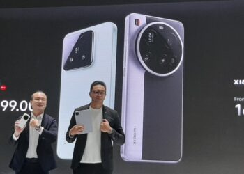 Wentao Zhao, Country Director at Xiaomi Indonesia (left), and Andi Renreng, Marketing Director at Xiaomi Indonesia, launched Xiaomi 15 Series at Gandaria City Mall, South Jakarta (03/13). Credit: Sinta