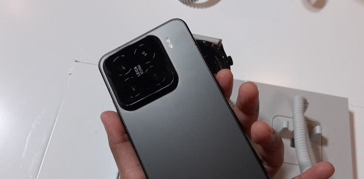 The Xiaomi 15 features a triple-camera system, with the primary camera equipped with a Leica Summilux (f/1.62) optical lens. Credit: Sinta