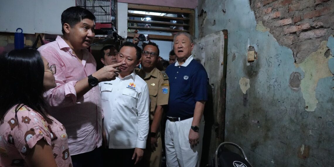 (Red shirt) PKP Minister Maruarar Sirait, (Blue shirt) Aguan, visit renovation project from Bunda Tzu Chi. (Credit: Ministry of PKP docs)