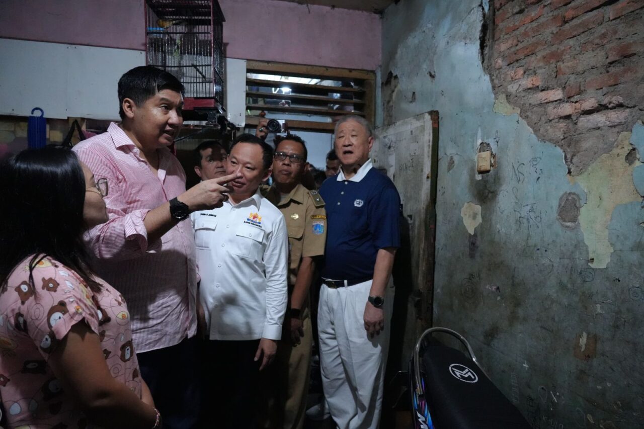 (Red shirt) PKP Minister Maruarar Sirait, (Blue shirt) Aguan, visit renovation project from Bunda Tzu Chi. (Credit: Ministry of PKP docs)