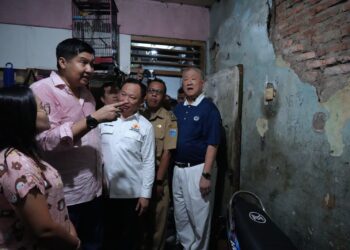 (Red shirt) PKP Minister Maruarar Sirait, (Blue shirt) Aguan, visit renovation project from Bunda Tzu Chi. (Credit: Ministry of PKP docs)