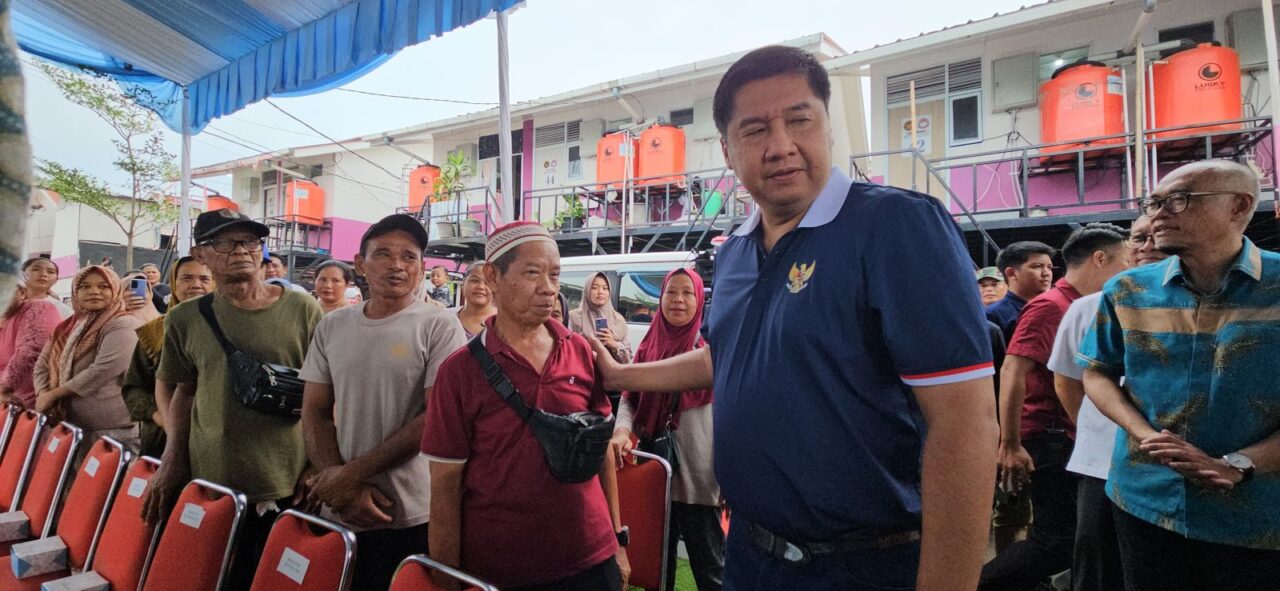 PKP Minister handed over Floating House to Muara Angke resident. (Credit: Ristyan Mega Putra/ PR of PKP Ministry)