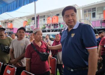 PKP Minister handed over Floating House to Muara Angke resident. (Credit: Ristyan Mega Putra/ PR of PKP Ministry)