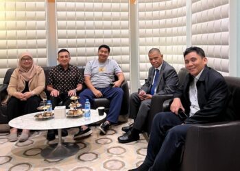 (Center, grey clothes) PKP Minister Maruarar Sirait. (Credit: The Ministry of PKP docs.)