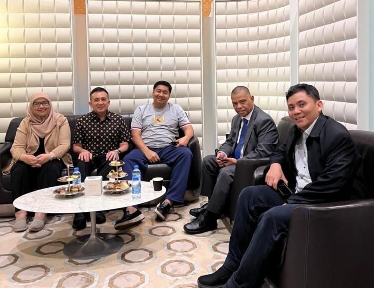 (Center, grey clothes) PKP Minister Maruarar Sirait. (Credit: The Ministry of PKP docs.)