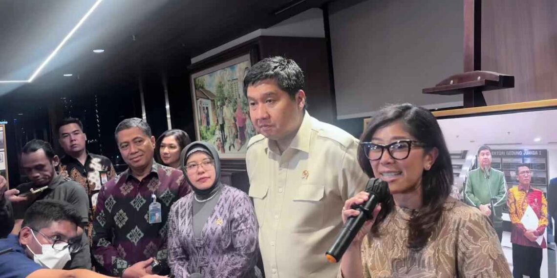 (R to L) Komdigi Minister Meutya Hafid, PKP Minister Maruarar Sirait, Head of Indonesia Statistics Amalia Widya Santi. (Credit: Wulan)