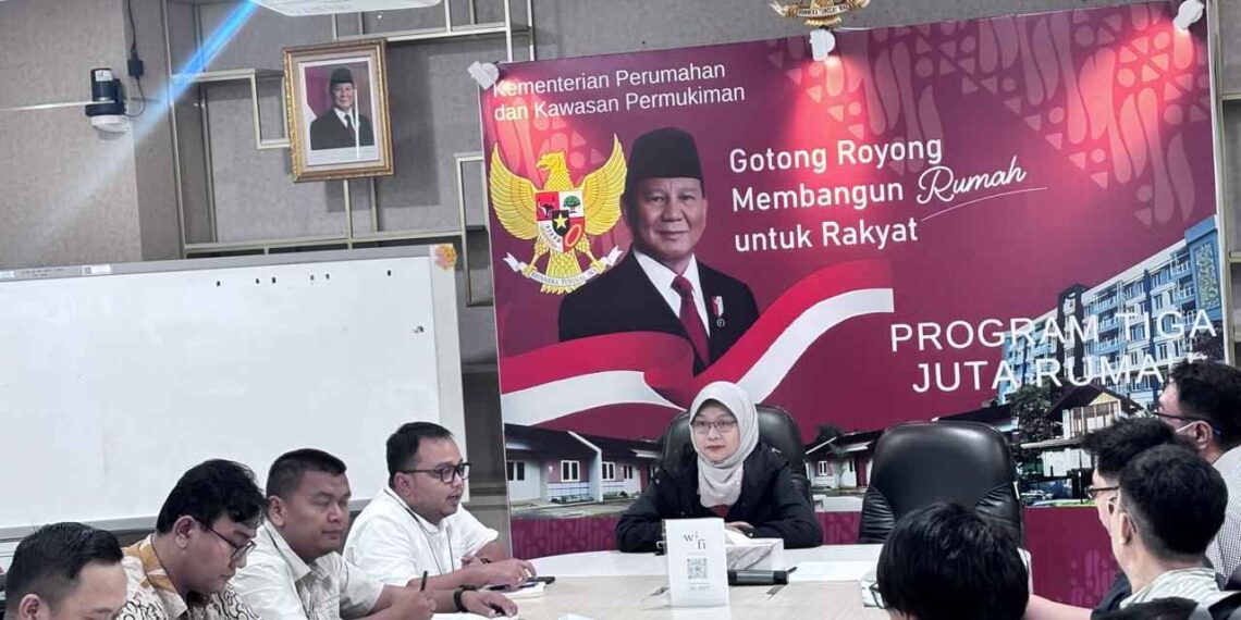 Situation when the meeting between Meikarta Consumers, MSU, and Ministry of PKP is held at PKP Ministry Office at Raden Patah Street, Jakarta. (Credit: Wulan)