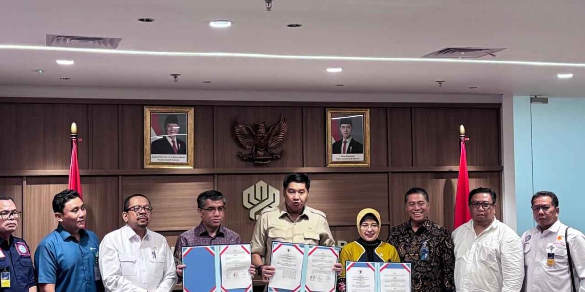 MoU signing between The Minister of PKP Maruarar Sirait (center), Minister of Manpower Yassierli (purple batik), and Head of Indonesia Statistics Amalia Widyasanti (yellow batik). (credit : Wulan)