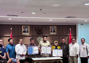 MoU signing between The Minister of PKP Maruarar Sirait (center), Minister of Manpower Yassierli (purple batik), and Head of Indonesia Statistics Amalia Widyasanti (yellow batik). (credit : Wulan)