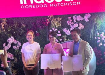 Irene Umar - Vice Minister of Creative Economy/Deputy Head of Creative Economy Agency, Dwi Yuliawati - Head of Programmes UN Women Indonesia and Irsyad Sahroni - Director & Chief of Human Resources Officer IOH, posing together after MoU signing between SheHacks and UN Women Indonesia in Jakarta. (Credit: Wulan)