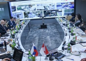 Nezar Patria met with Andrey Zarenin to discuss Indonesia-Russia partnership to develop high-speed internet. Credit: Komdigi