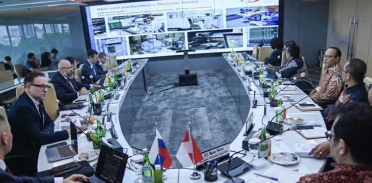 Nezar Patria met with Andrey Zarenin to discuss Indonesia-Russia partnership to develop high-speed internet. Credit: Komdigi