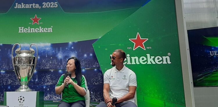 Jessica Setiawan, Marketing Director at Multi Bintang Indonesia (left), explained the trophy tour concept at Ashta District 8, South Jakarta (04/14). Credit: Sinta