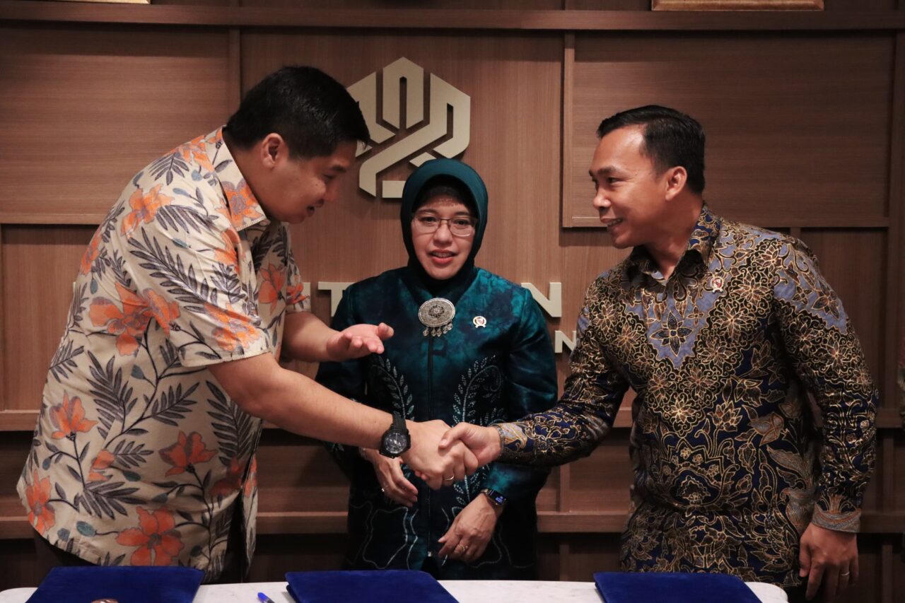 (L to R) PKP Minister Maruarar Sirait, Head of BPS Amalia Adininggar Widyasanti, and Head of BKKBN Wijahi signed MoU concerning subsidized houses for TPK and Family Counsellor. (Credit: PKP Ministry docs.)