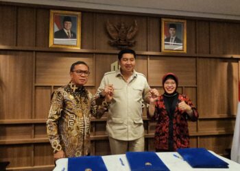 the MoU signing between Central Halmahera Regent Ikram Malan Sangadji, PKP Minister Maruarar Sirait, and Head of the Indonesian Statistics Agency (BPS) Amalia Adininggar Widyasanti for subsidized housing allocation in Central Halmahera. (Credit: PKP Ministry docs.)