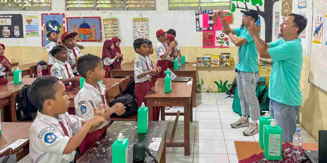 B. Braun educates the importance of handwashing to Indonesia elementary students. (Credit: B. Braun docs.)