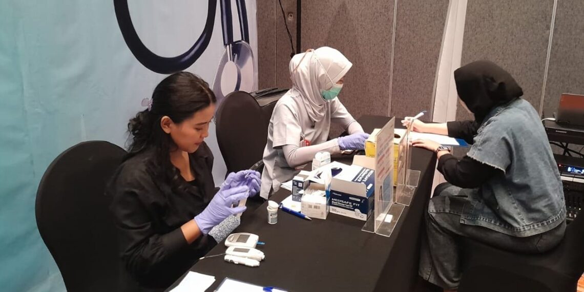 Free health screening program held by Aston Bintaro (05/02). Credit: Haris