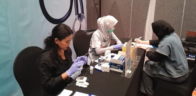 Free health screening program held by Aston Bintaro (05/02). Credit: Haris