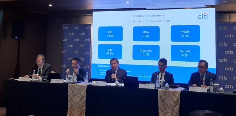 Batara Sianturi, CEO of Citi Indonesia (center), presented the company's financial report on Q1 2025. Credit: Sinta