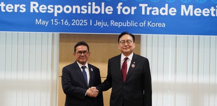 Trade Minister Budi Santoso announced that the government is preparing a policy to impose an export levy on whole coconut shipments. Credit: Ministry of Trade