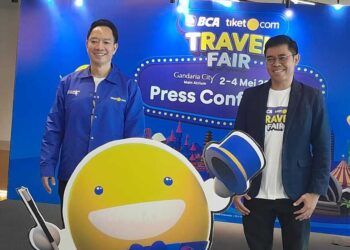 George Hendrata, CEO of Tiket.com (left), and I Ketut Alam Wangsawijaya, Executive Vice President of BCA, at the travel fair press conference. Credit: Haris