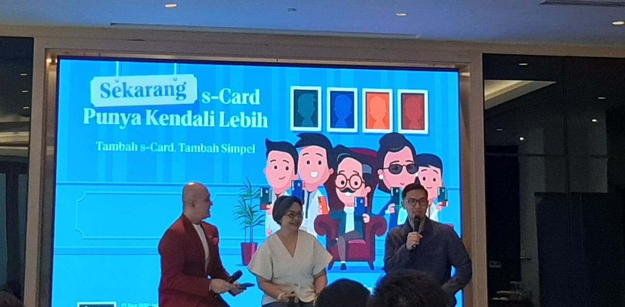 Indra Priawan, a Jenius user and entrepreneur (right), shared his experience using the s-Card (05/08). Credit: Sinta