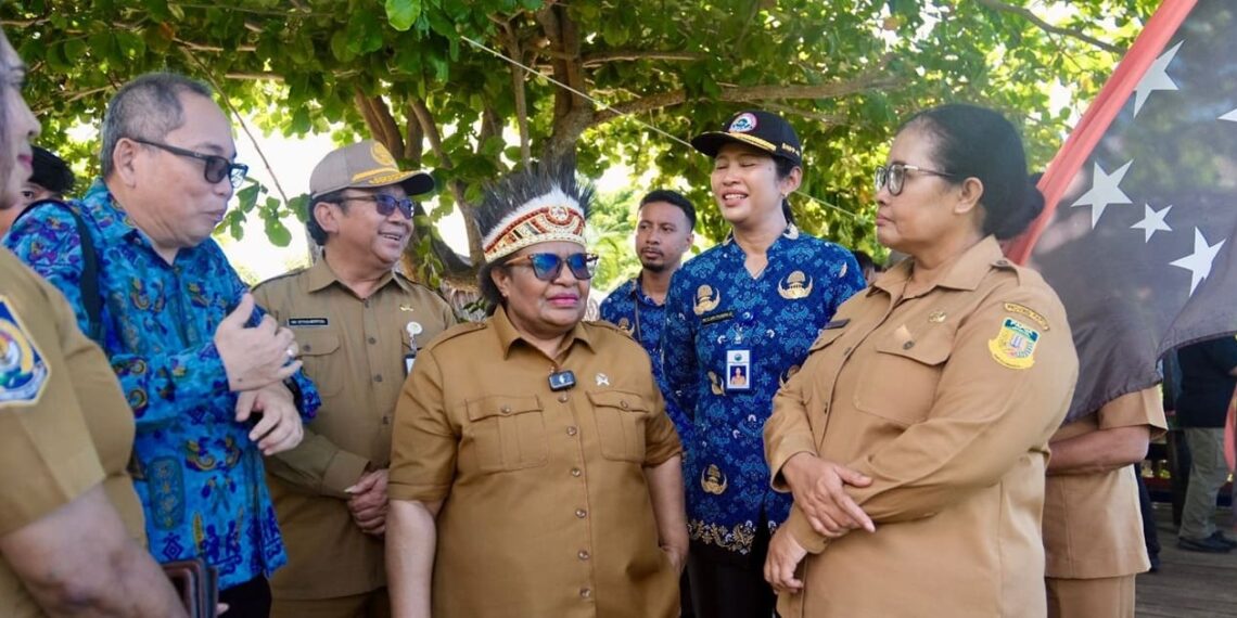 Ribka Haluk inspected Skouw State Border Post. Credit: Ministry of Home Affairs