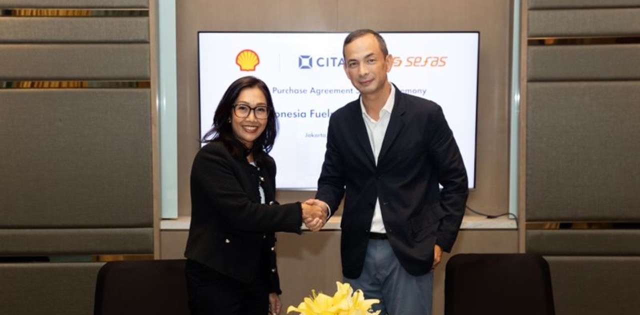 Ingrid Siburian, President Director and Country Chair of Shell Indonesia (left), and Ricky Delgado, CEO of Citadel Pacific Ltd shook hands to agree on the acquisition. Credit: Citadel Pacific