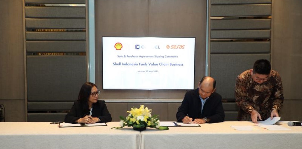 Ingrid Siburian, President Director and Country Chair of Shell Indonesia (left), and Ricky Roesli, President Director of Sefas Group, signed the acquisition agreement. Credit: Citadel Pacific