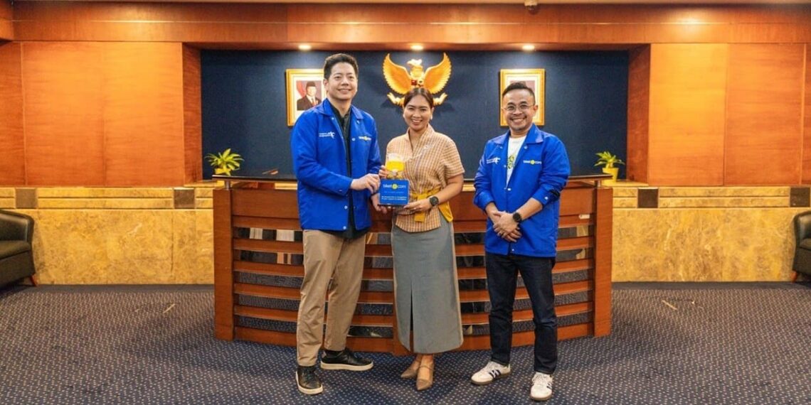 From left: Gaery Undarsa, Co-Founder & Chief Marketing Officer of Tiket.com; Ni Luh Puspa, Deputy Minister of Tourism; and Dudi Arisandi, Chief People Officer of Tiket.com, at the Tourism Ministry Office. Credit: Tiket.com